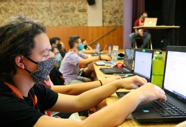 La trobada d'experts, entitats socials i joves Kabua analitza l'impacte de la covid-19 en el jovent