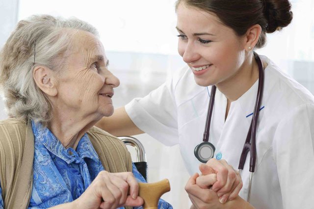 Crida urgent per trobar professionals que atenguin la gent gran a les residències pel Coronavirus