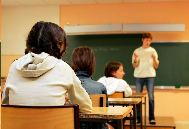 S'ha de parlar a l'escola de la situació social i política?