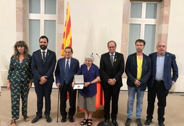 L’Associació de mestres Rosa Sensat recull la Medalla d’Honor al Parlament
