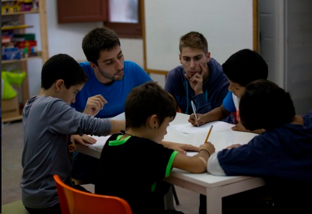 El 94% dels infants i joves que participen en programes de reforç escolar milloren els resultats