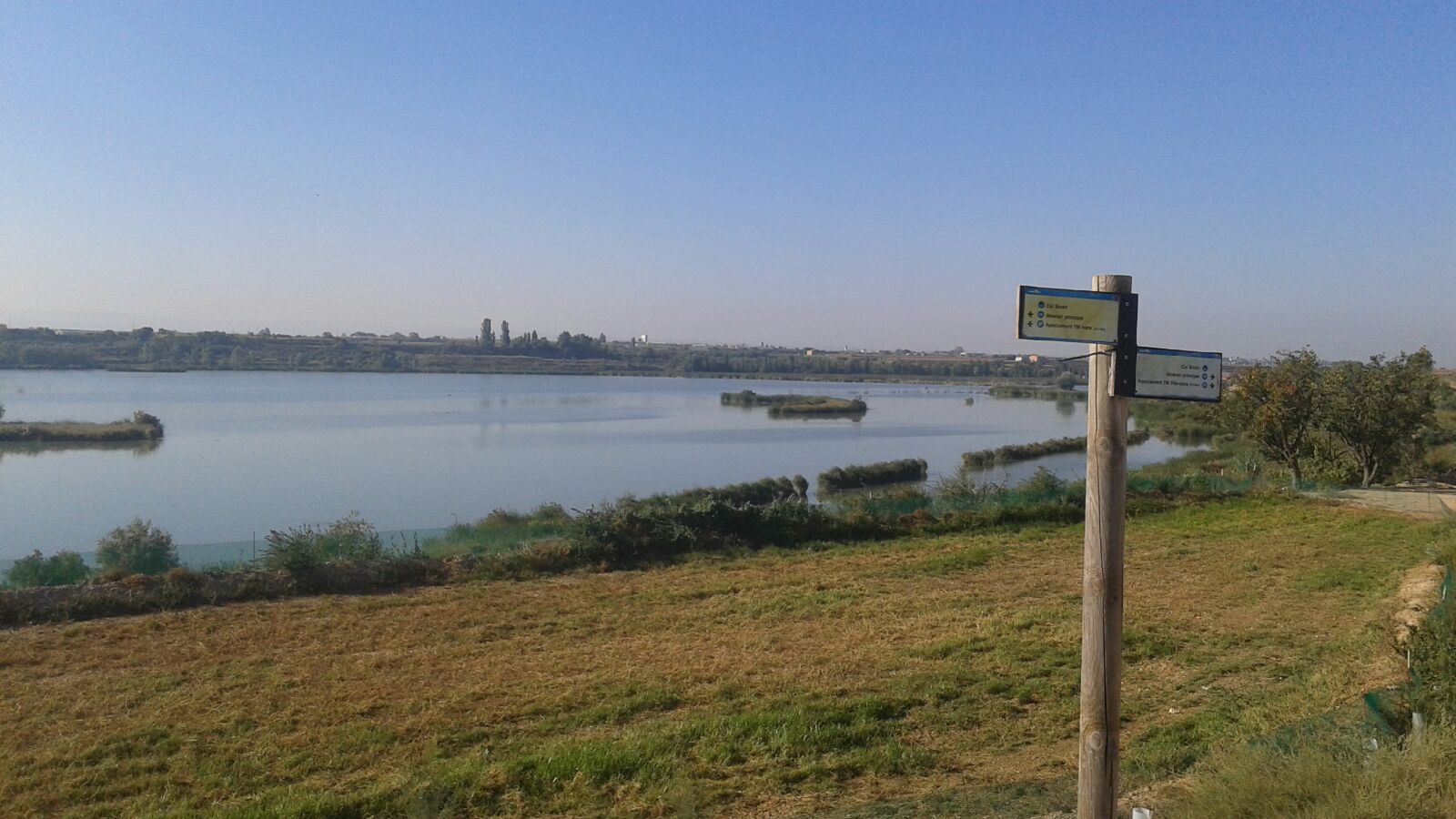 L'acolorida Penelles i l’estany d’Ivars i Vila-sana
